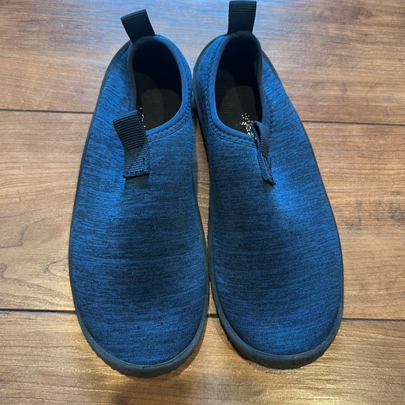 Kid’s Cat & Jack water shoes - Picture 2 of 7